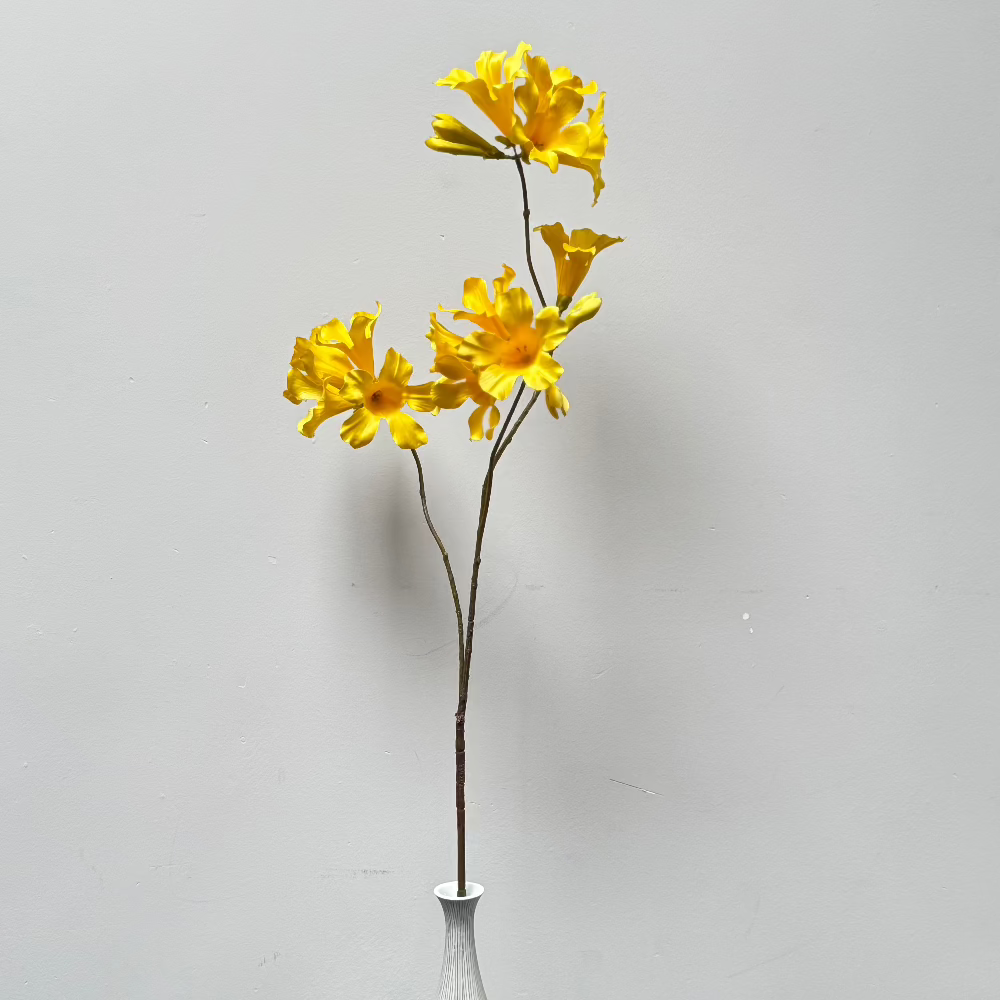 Kunstbloem met gele bloemblaadjes