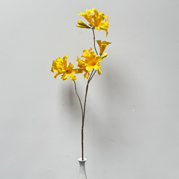 Kunstbloem met gele bloemblaadjes