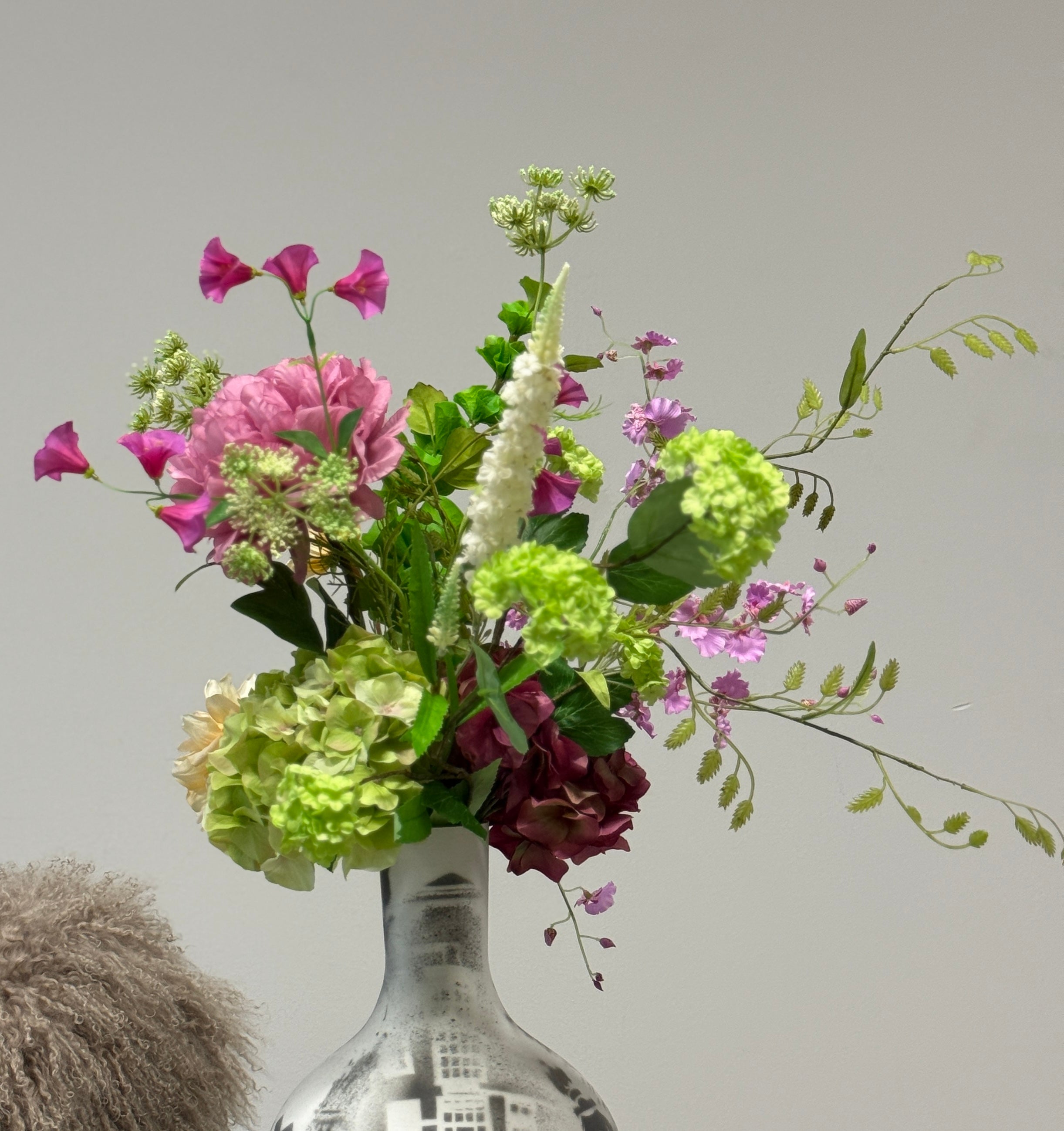 stijlvol roze boeket met groen tinten 