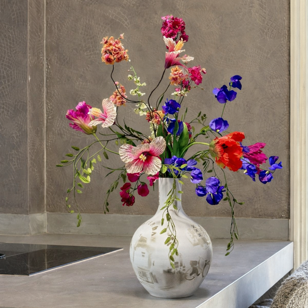 Boeket kunstbloemen met gemengde kleuren, paarsrood, roze en groen. Zijden bloemen in 3d geprinte vaas.