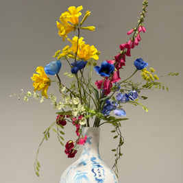 Amsterdam vaas met gemengd boeket van zijden bloemen kleurrijk 