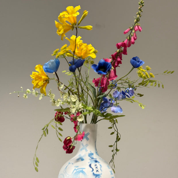 Amsterdam vaas met gemengd boeket van zijden bloemen kleurrijk 
