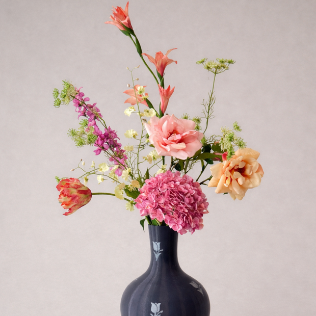 boeket zijden bloemen in pasteltinten in 3 d geprinte vaas met logo the silk flower bar erop