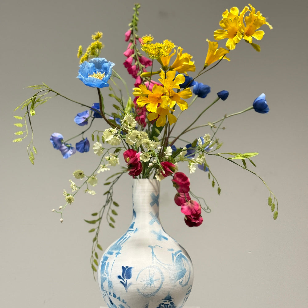 een kleurrijk gemengd kunstbloemen boeket 