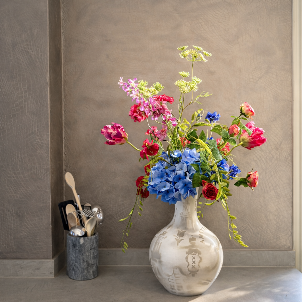 zijdenbloemenboeket, kleurrijk,tulpen,hortensia, trosroosje in de kleuren roze,fuchsia en blauw