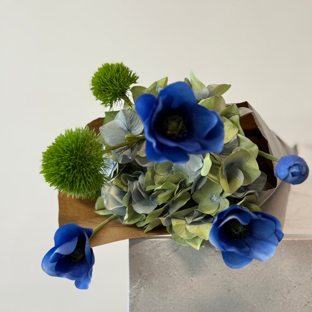 bosje van 3 zijdenbloemen hortensia anemoon en distel in kleur blauw groen