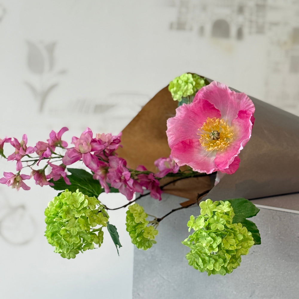 bosje zijden kunstbloemen met viburnum roze klaproos en een roze delphinium