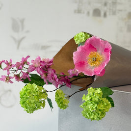 bosje zijden kunstbloemen met viburnum roze klaproos en een roze delphinium