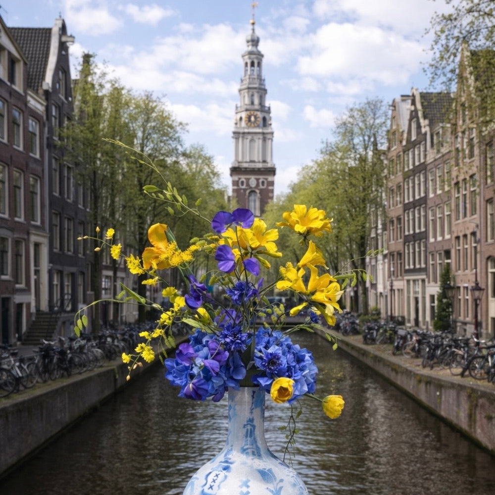 Zijden bloemen boeket op de groenburgwal in de kleuren geel en blauw.