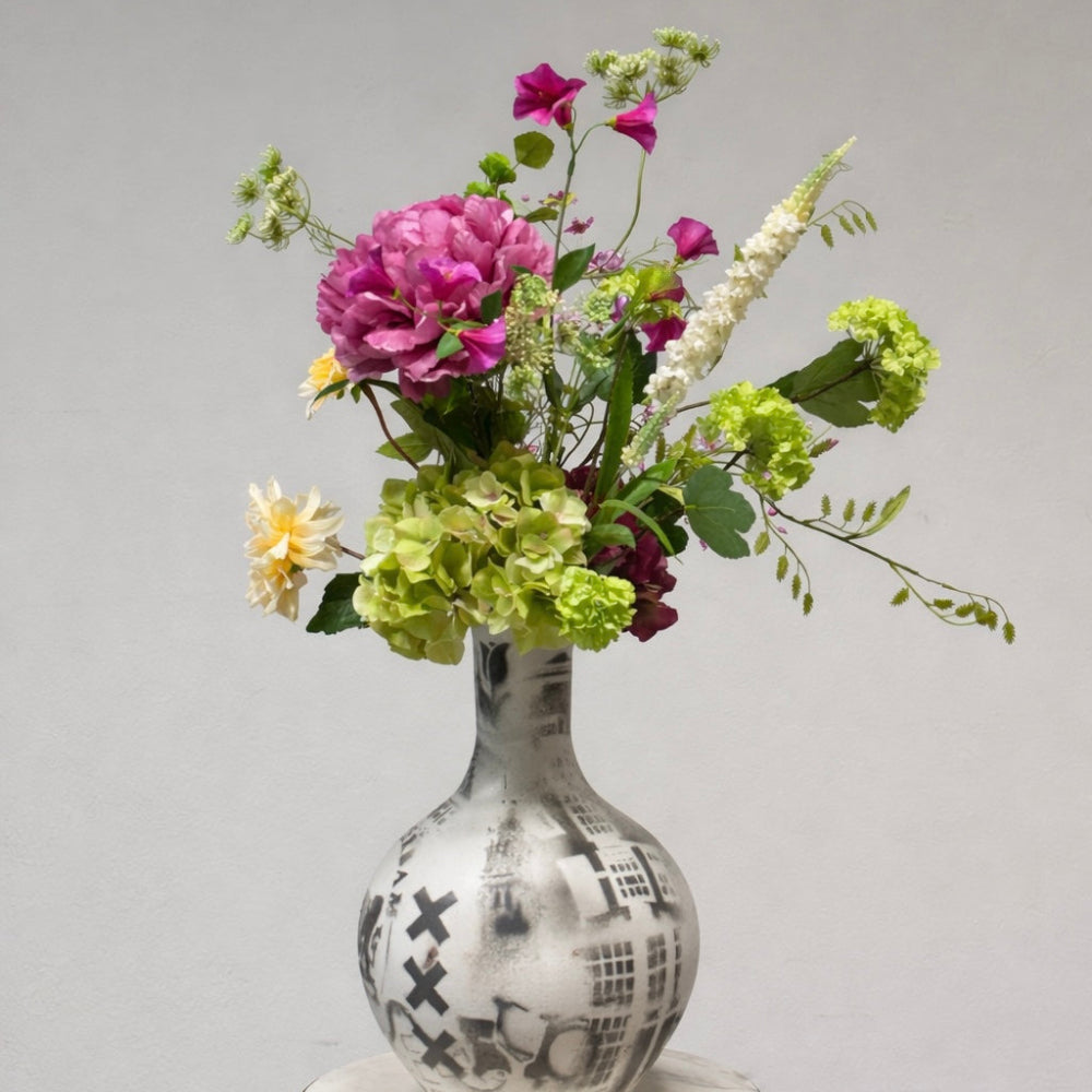 modern roze boeket met hortensia en bloemen in Amsterdam vaas, luxe zijdenbloemen