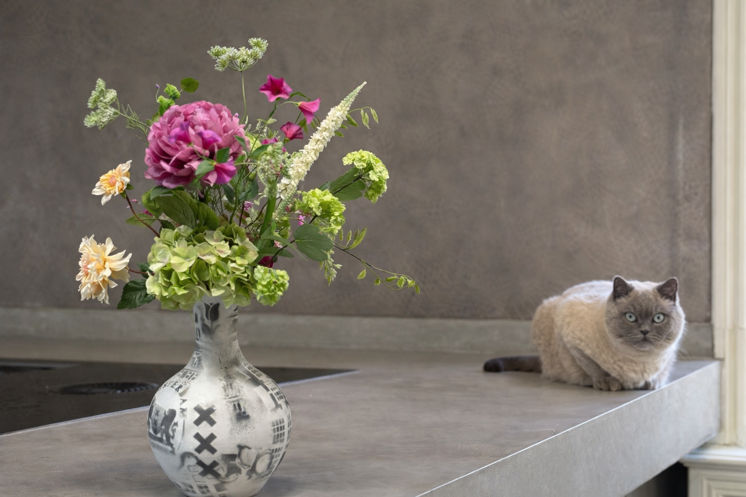 roze boeket met groen en hortensia in design vaas amsterdam