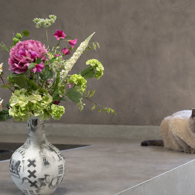 roze boeket met groen en hortensia in design vaas amsterdam
