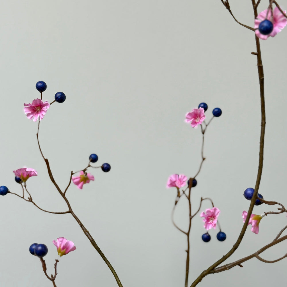 Blauwe bes met bloem