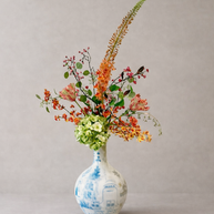 design vaas met oranje groene zijden bloemen boeket