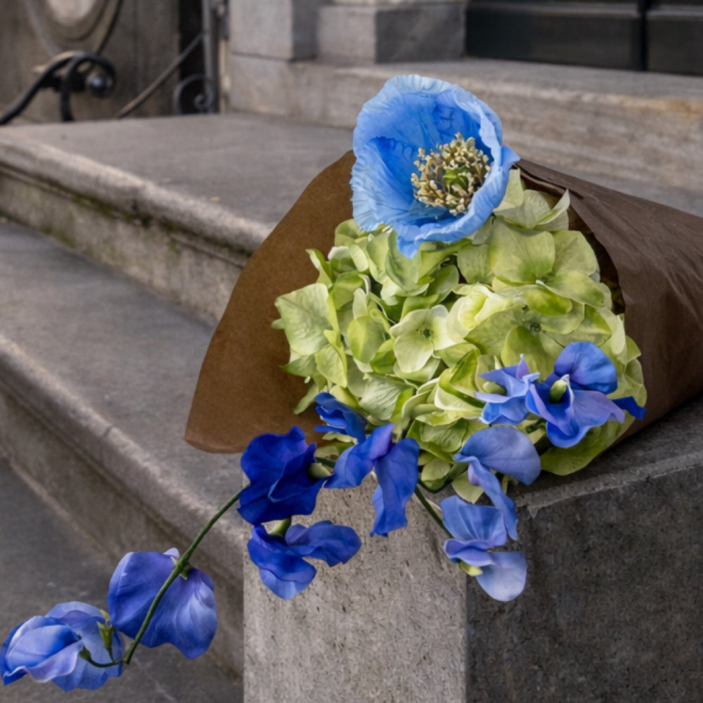 realistisch bosje van 3 zijden bloemen een creme hortentia met latherus en anemoon in het blauw