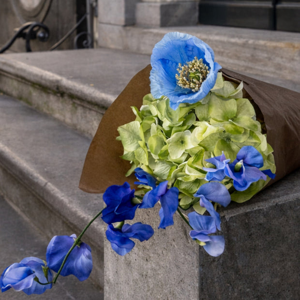 realistisch bosje van 3 zijden bloemen een creme hortentia met latherus en anemoon in het blauw