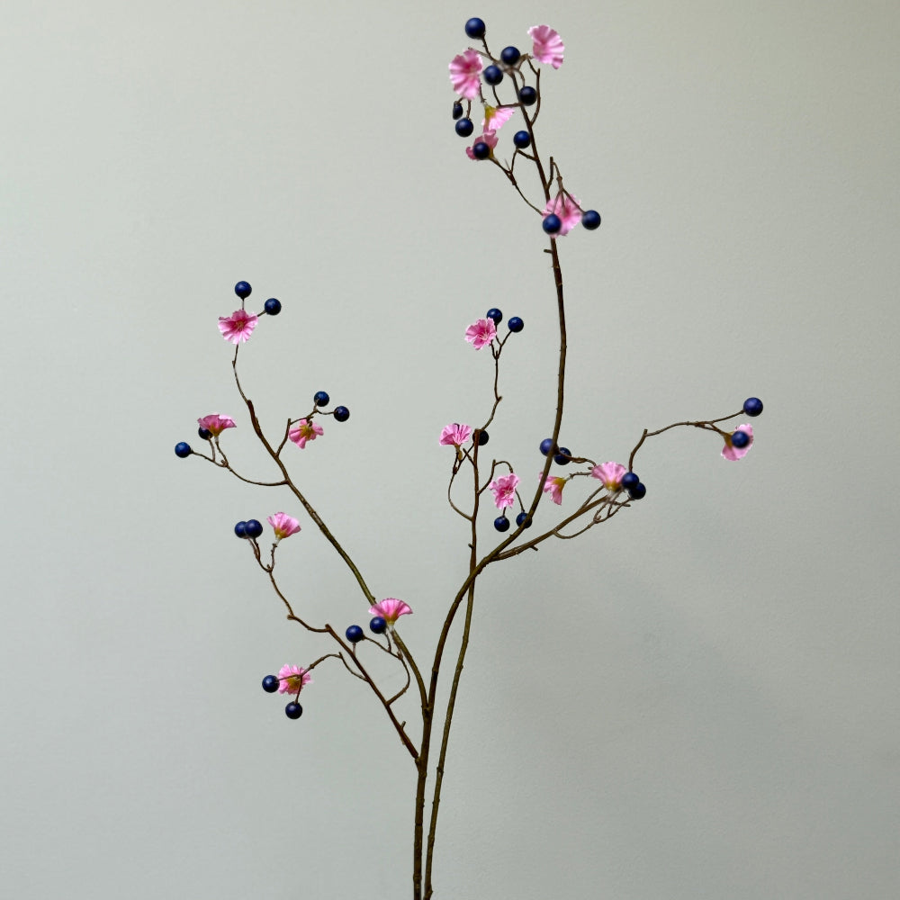 Blauwe bes met bloem