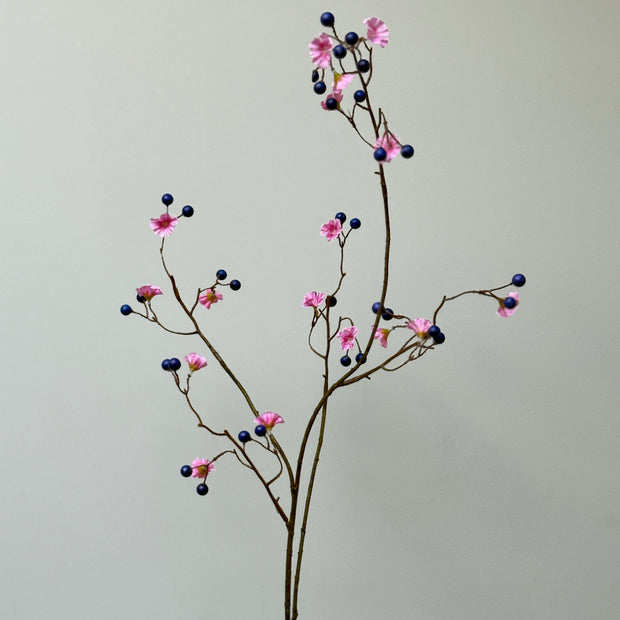 Blauwe bes met bloem