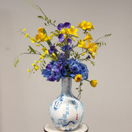 een zonnig geel met blauwe hortensia boeket. kunstbloemen