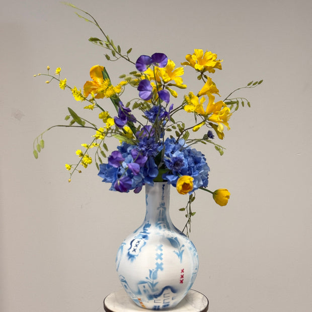 een zonnig geel met blauwe hortensia boeket. kunstbloemen
