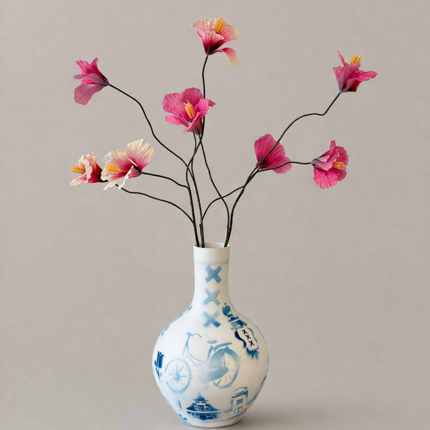 Vaas met blauwe Amsterdam print met daarin 3 hibiscus kunsttakken zijden bloemen