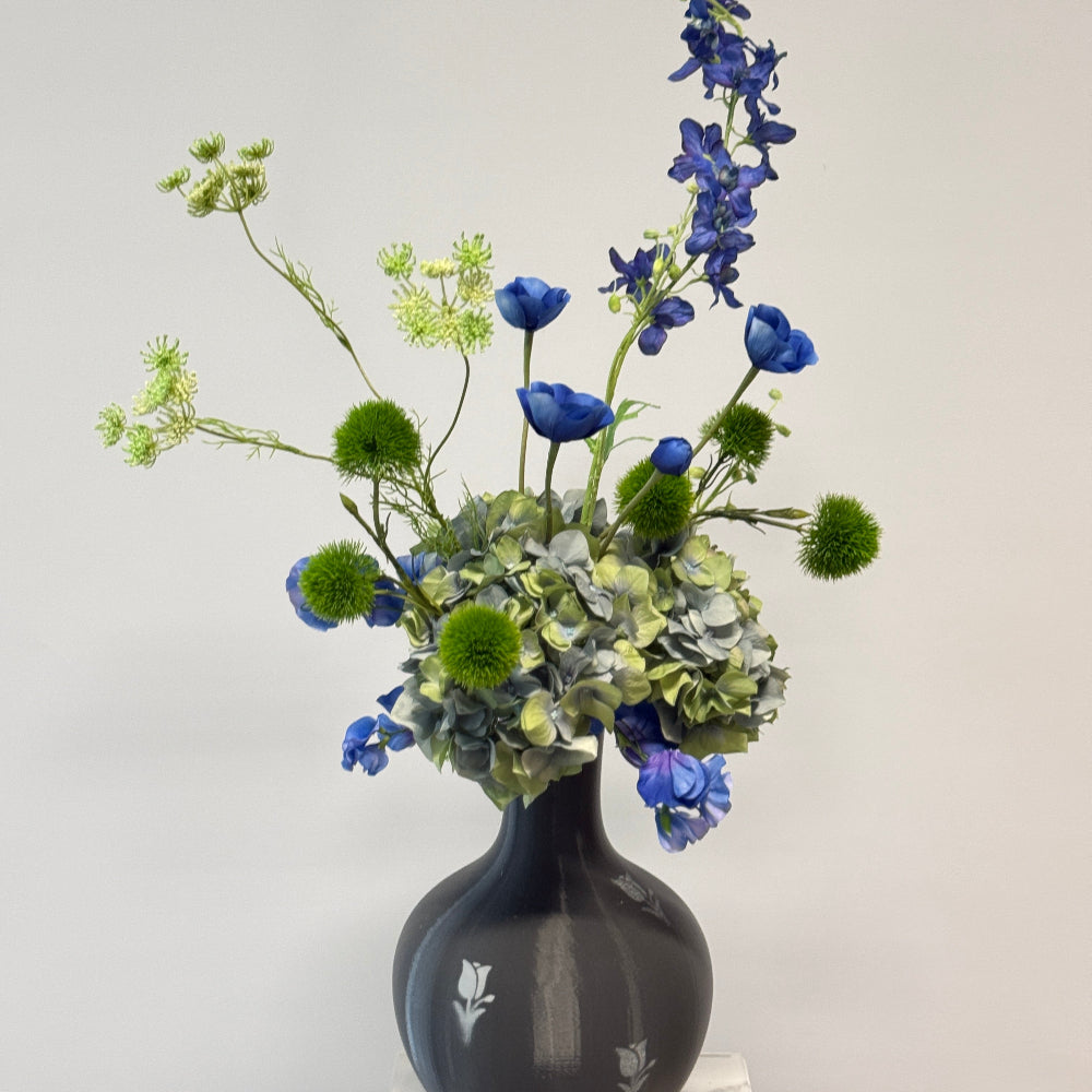 realistisch zijden boeket in groen blauw tinten een prachtige combinatie met hortentia anemonen en distel.