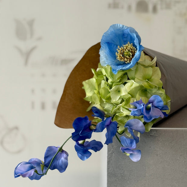 Bosje van 3 zijden kunstbloemen een hortentia latherus en klaproos blauw. Kadotip in kleuren creme groen en blauw